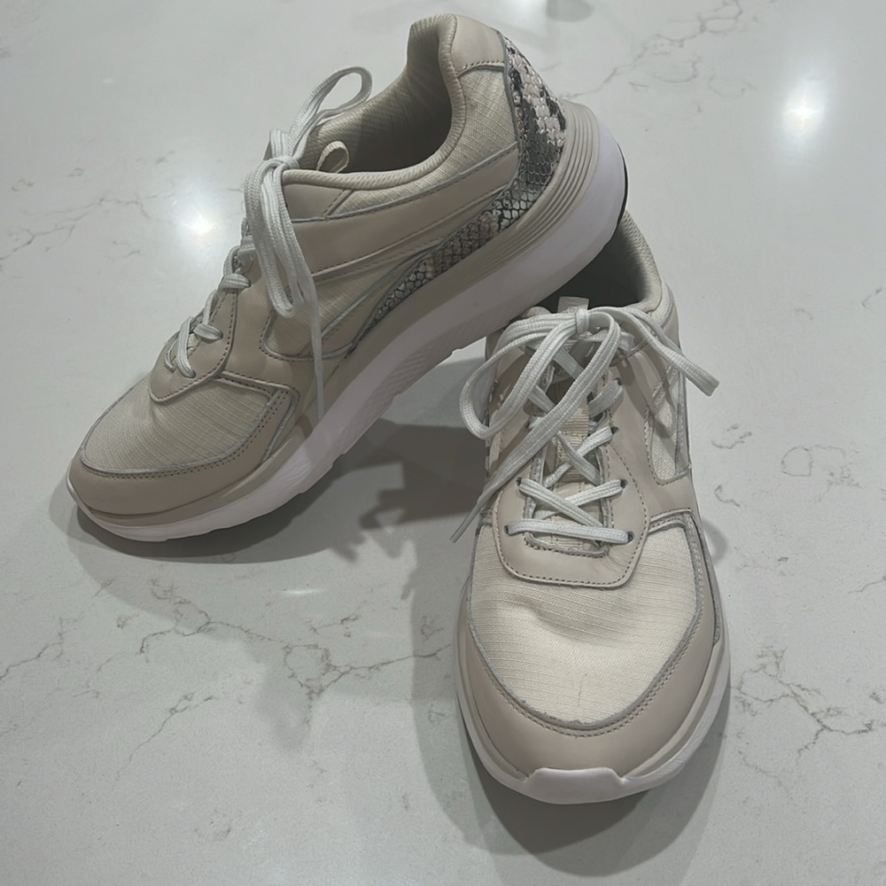 Vionic Adela Beige Leather Boa Snake Skin
Print Stylish Sneakers LaceUp Size 8.5